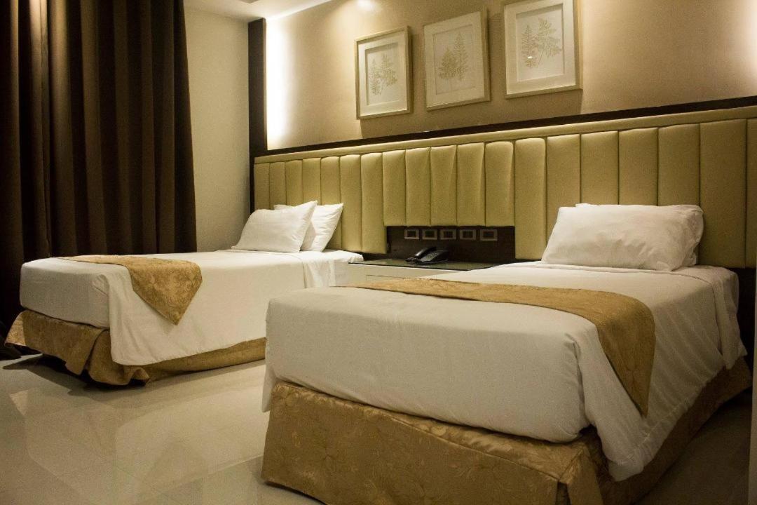 Crown Royale Hotel Balanga Exterior foto
