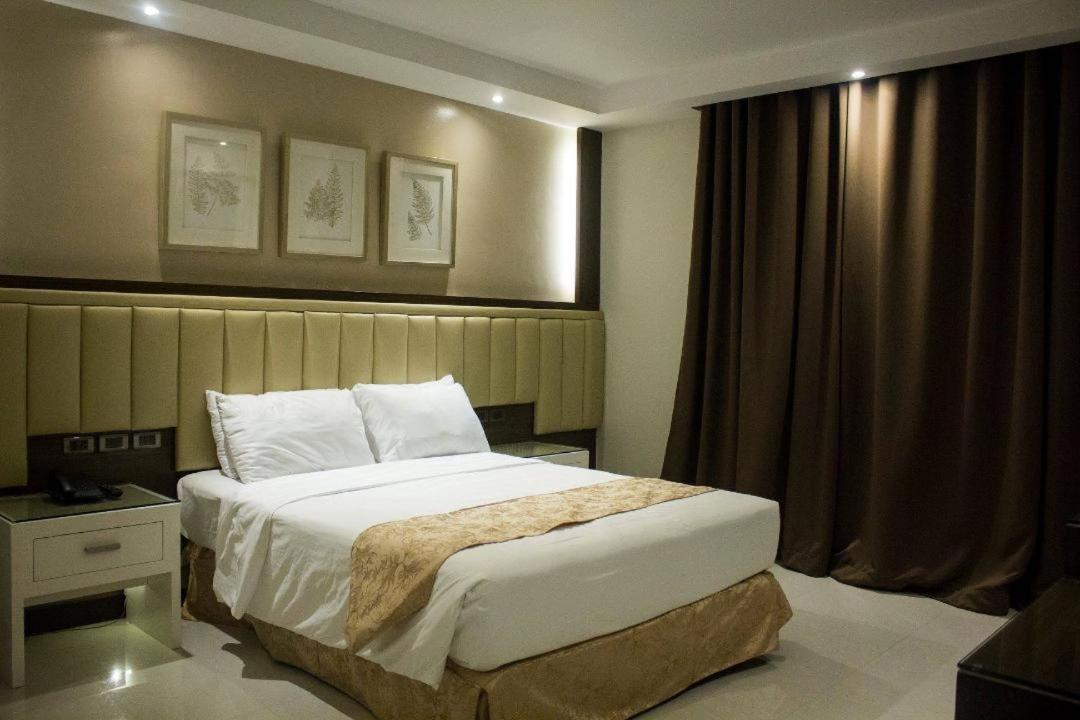 Crown Royale Hotel Balanga Exterior foto