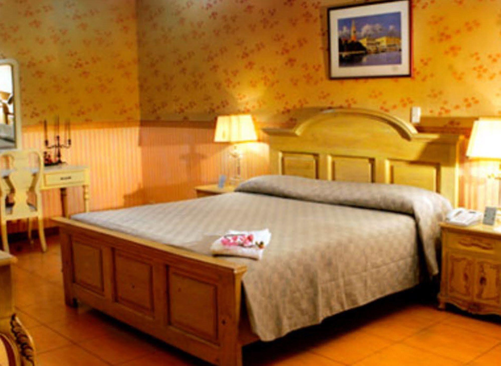 Crown Royale Hotel Balanga Exterior foto