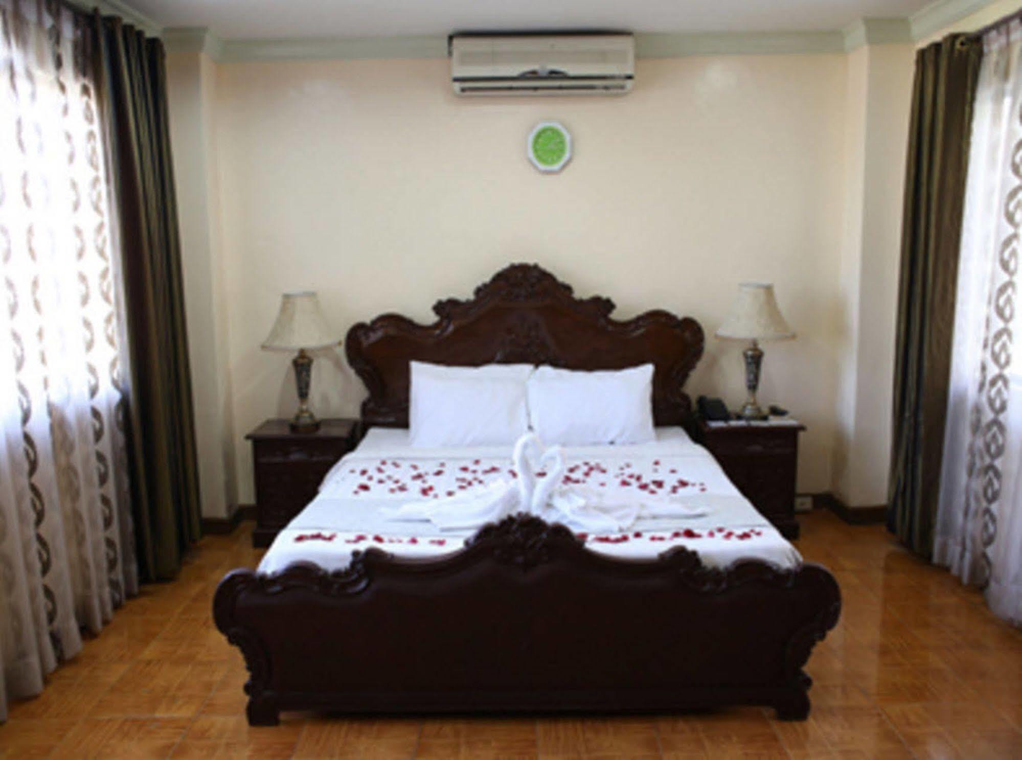Crown Royale Hotel Balanga Exterior foto