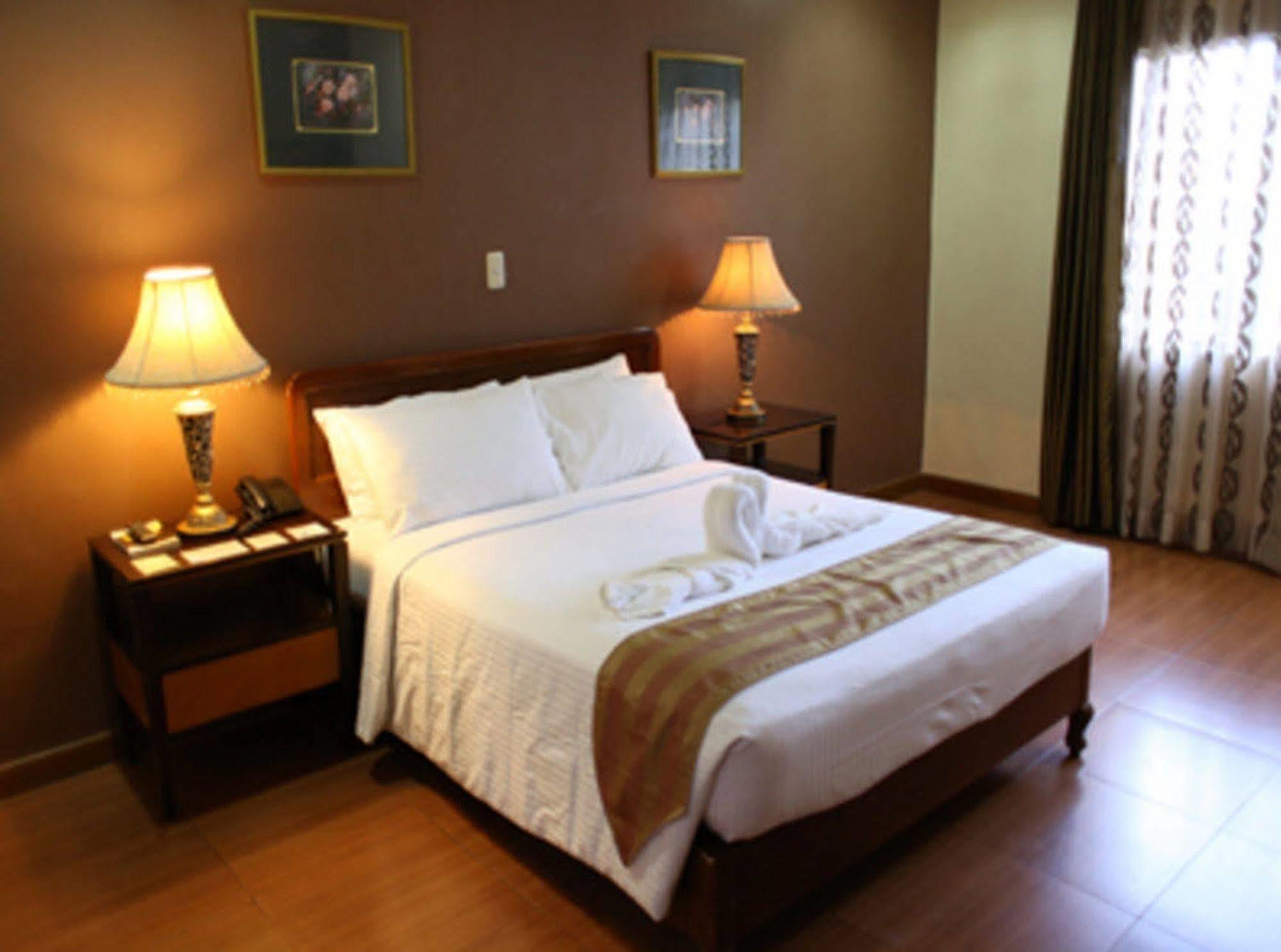 Crown Royale Hotel Balanga Exterior foto