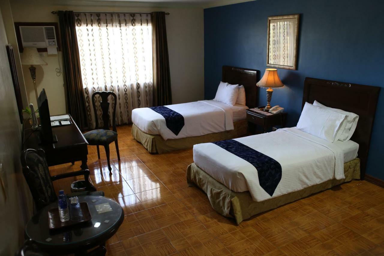 Crown Royale Hotel Balanga Exterior foto